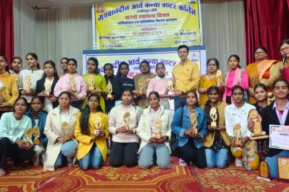 Lakhimpur - Lakhimpur Kheri News: मेधावी सम्मेलन में पांच छात्राओं को मिला रजत पदक