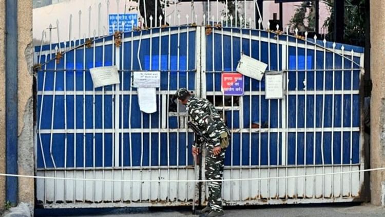 Delhi: - Delhi: गणतंत्र दिवस पर कैदियों को माफी की घोषणा, लेकिन ऐसे लोगों को नहीं मिलेगी माफी