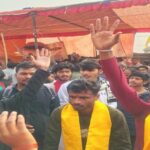 Prayagraj - Prayagraj : शंकराचार्य स्वामी अविमुक्तेश्वरानंद का धरना जारी, समर्थन में पहुंचे इविवि के छात्रों लगाए नारे