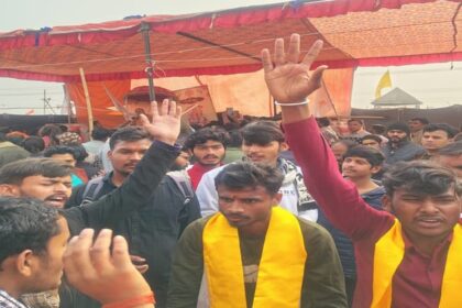 Prayagraj - Prayagraj : शंकराचार्य स्वामी अविमुक्तेश्वरानंद का धरना जारी, समर्थन में पहुंचे इविवि के छात्रों लगाए नारे