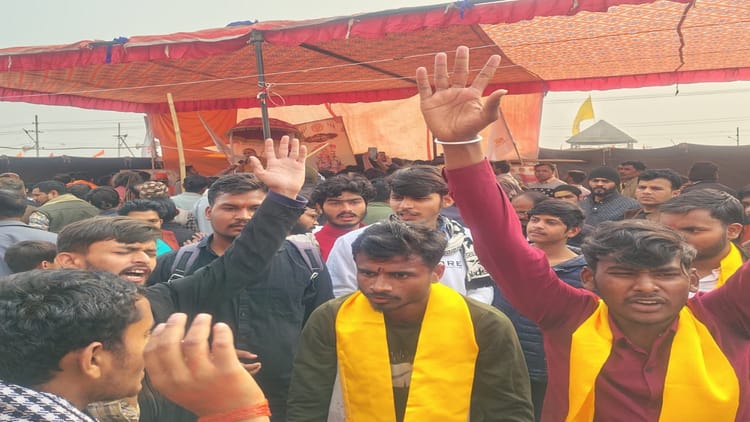 Prayagraj - Prayagraj : शंकराचार्य स्वामी अविमुक्तेश्वरानंद का धरना जारी, समर्थन में पहुंचे इविवि के छात्रों लगाए नारे