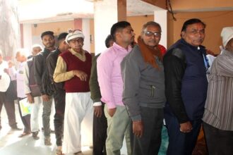 SIR: - SIR: आपत्तियां व नोटिस का जवाब देने मतदाताओं को उपस्थिति होने में आ रही दिक्कत, घंटों लग रहे कतार में