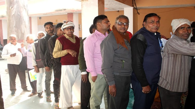 SIR: - SIR: आपत्तियां व नोटिस का जवाब देने मतदाताओं को उपस्थिति होने में आ रही दिक्कत, घंटों लग रहे कतार में