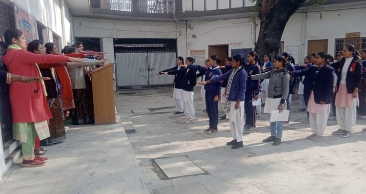 Lakhimpur - Lakhimpur Kheri News: छात्राओं को विरासत और लोकतांत्रिक जिम्मेदारियों का दिया संदेश