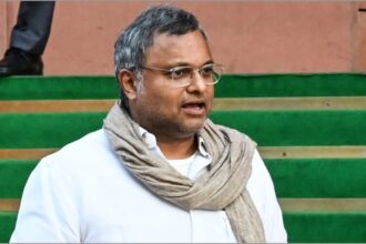 Padma - Padma Awards: केंद्र पर कार्ति चिदंबरम हमलावर, कहा- चुनावी राज्यों को मिली प्राथमिकता; थरूर ने जताई खुशी