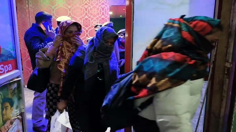 Aligarh: - Aligarh: स्पा सेंटर की आड़ में चल रहा था देह व्यापार का धंधा, सात युवतियों सहित 14 दबोचे, ये भी मिला..!