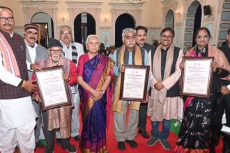 जोखिम - जोखिम लेने से न घबराएं युवा: राज्यपाल ने उत्कृष्ट योगदान देने वाले महानुभावों को किया सम्मानित