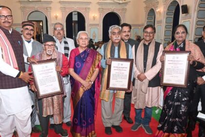 जोखिम - जोखिम लेने से न घबराएं युवा: राज्यपाल ने उत्कृष्ट योगदान देने वाले महानुभावों को किया सम्मानित