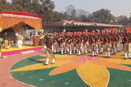 Republic - Republic Day 2026: गणतंत्र के रंग में रंगा लखीमपुर खीरी, पुलिस लाइन में राज्यमंत्री ने ली परेड की सलामी