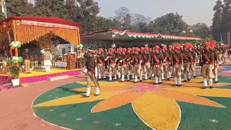 Republic - Republic Day 2026: गणतंत्र के रंग में रंगा लखीमपुर खीरी, पुलिस लाइन में राज्यमंत्री ने ली परेड की सलामी
