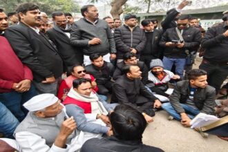 Alankar - Alankar Agnihotri News: दिन में इस्तीफा... रात में निलंबन, अब बरेली में धरने पर बैठे अलंकार अग्निहोत्री