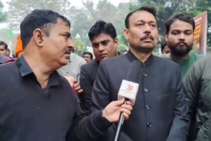 Alankar - Alankar Agnihotri: समर्थकों संग फिर कलक्ट्रेट पहुंचे अलंकार, बोले- जातिगत टिप्पणी करने वाले का नाम बताएं डीएम