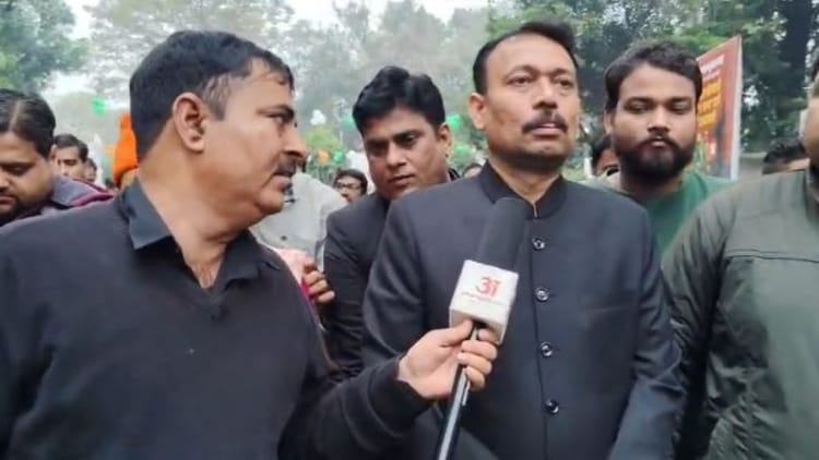 Alankar - Alankar Agnihotri: समर्थकों संग फिर कलक्ट्रेट पहुंचे अलंकार, बोले- जातिगत टिप्पणी करने वाले का नाम बताएं डीएम