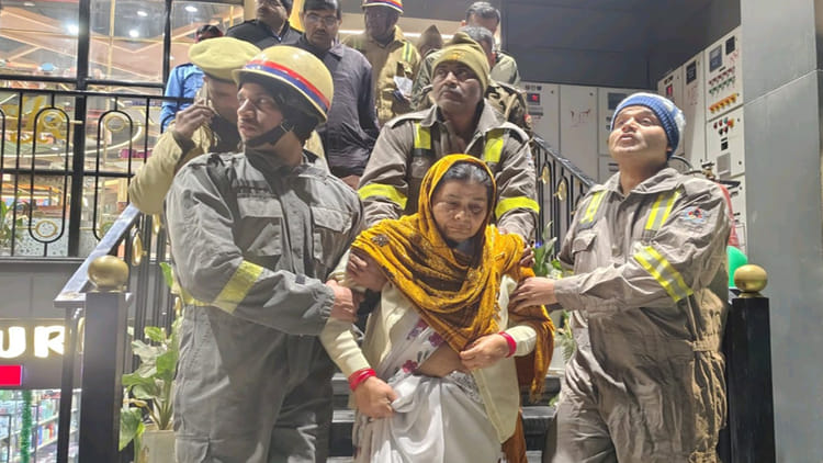 Kanpur: - Kanpur: रेस्टोरेंट की लिफ्ट में आधे घंटे फंसे रहे मां-बेटा, रेस्क्यू कर निकाले गए