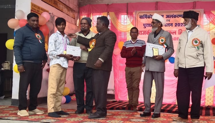 Lakhimpur - Lakhimpur Kheri News: जूनियर हाईस्कूल हिंडोला में धूमधाम से मना वार्षिकोत्सव