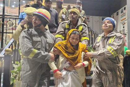 Kanpur: - Kanpur: रेस्टोरेंट की लिफ्ट में आधे घंटे फंसे रहे मां-बेटा, रेस्क्यू कर निकाले गए