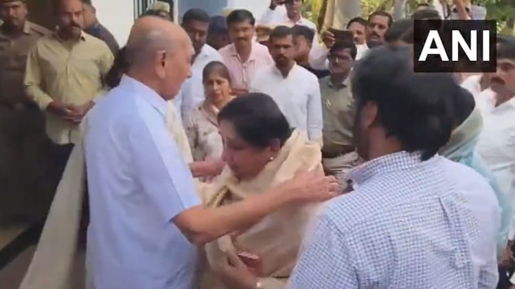 अजित - अजित पवार विमान हादसा: परिवार पर टूटा दुखों का पहाड़, फूट-फूट कर रोईं बहन सुप्रिया सुले और पत्नी सुनेत्रा