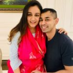 Prateek-Aparna: - Prateek-Aparna: प्रतीक ने अपर्णा यादव के साथ तस्वीर पोस्ट कर लिखा, 'ऑल इज गुड', चल रही थीं तलाक की खबरें