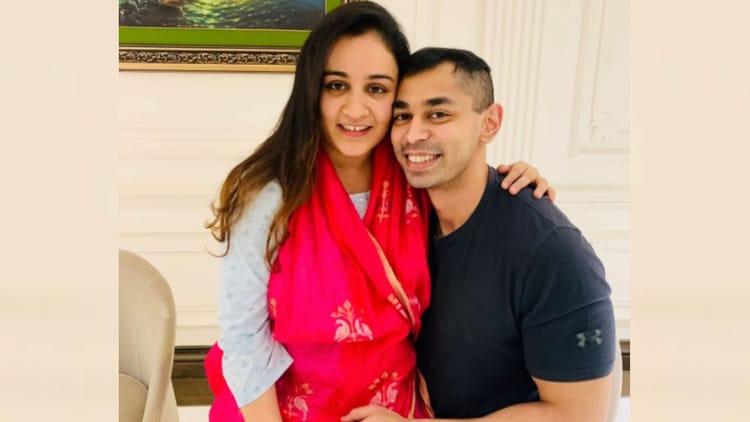 Prateek-Aparna: - Prateek-Aparna: प्रतीक ने अपर्णा यादव के साथ तस्वीर पोस्ट कर लिखा, 'ऑल इज गुड', चल रही थीं तलाक की खबरें