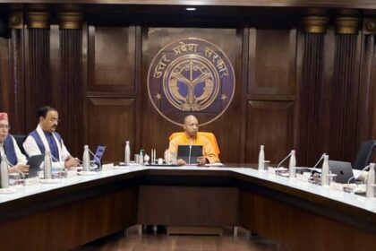 UP: कैबिनेट - UP: कैबिनेट की बैठक आज, आठ लाख शिक्षकों को मिल सकता है कैशलैस चिकित्सा का तोहफा; हो सकते हैं ये फैसले