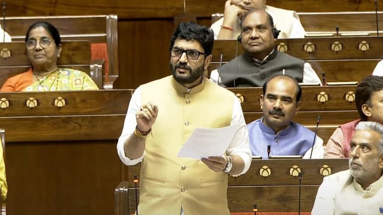 Civil - Civil Aviation: 'घरेलू एयरलाइनों में मौजूदा पायलट-विमान अनुपात पर्याप्त है', सरकार ने संसद में दी जानकारी