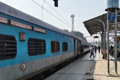 UP News: - UP News: गोमती एक्सप्रेस के आरक्षित कोच में अनधिकृत यात्रियों का कब्जा, 11 यात्रियों की छूटी ट्रेन