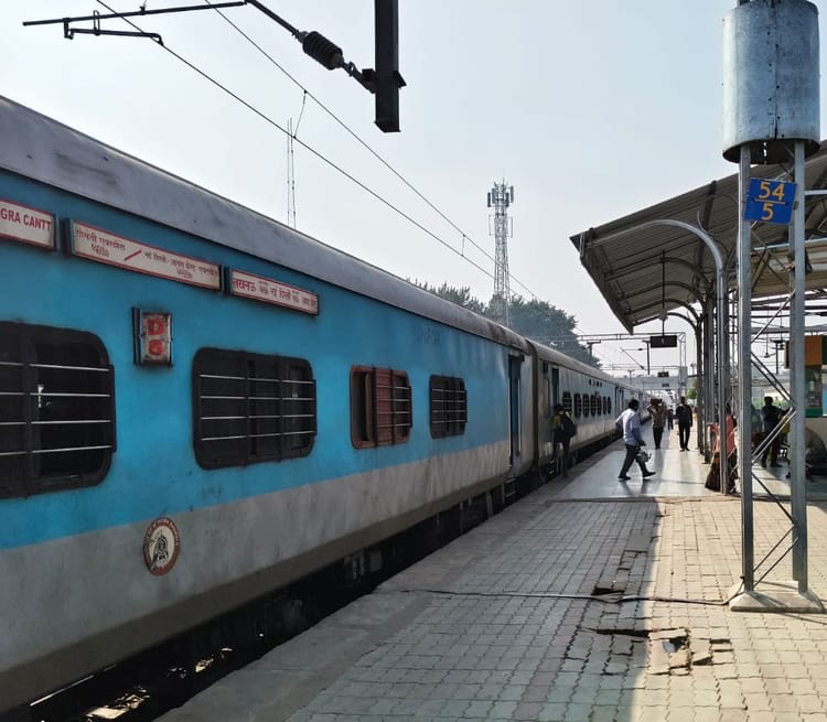 UP News: - UP News: गोमती एक्सप्रेस के आरक्षित कोच में अनधिकृत यात्रियों का कब्जा, 11 यात्रियों की छूटी ट्रेन