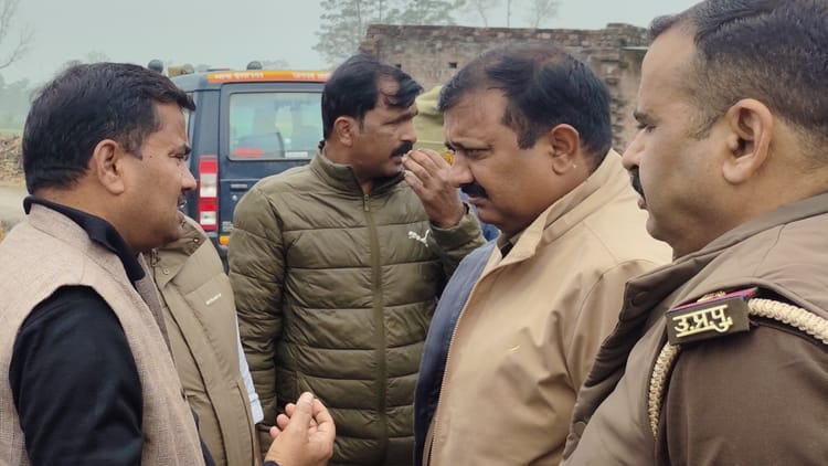 Lakhimpur - Lakhimpur Kheri: पुलिस की मौजूदगी में किया गया दुष्कर्म पीड़िता का अंतिम संस्कार, आरोपी का चाचा गिरफ्तार