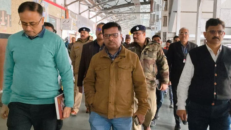 Kanpur: - Kanpur: रेल प्रबंधक रजनीश अग्रवाल बोले- ट्रेन आने तक प्लेटफार्म पर नहीं आ सकेंगे परीक्षार्थी