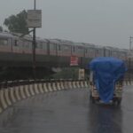 UP Weather - UP Weather Update: दो दिन में 6.8 डिग्री लुढ़का पारा, बारिश-ओलावृष्टि के आसार