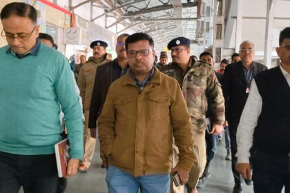 Kanpur: - Kanpur: रेल प्रबंधक रजनीश अग्रवाल बोले- ट्रेन आने तक प्लेटफार्म पर नहीं आ सकेंगे परीक्षार्थी