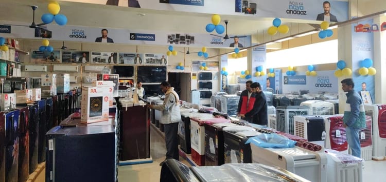 Lakhimpur - Lakhimpur Kheri News: इलेक्ट्रॉनिक बाजार पर छाया सहालग का रंग