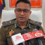 UP News: - UP News: हादसे की फाइल में घूस लेकर किया खेल, आईजी ने एक निरीक्षक और 12 उप निरीक्षकों पर गिराई गाज... निलंबित