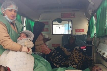 Aligarh: - Aligarh: गर्भवती को हुई प्रसव पीड़ा, जाम में फंसी एंबुलेंस में ही गूंजी किलकारी, बेटे का दिया जन्म