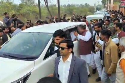 UP Mahoba - UP Mahoba Clash: मंत्री ने प्रधानों को दिया धक्का, लगे नारे नेतागिरी नहीं चलेगी; MLA के आगे लाचार दिखा प्रशासन