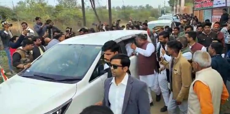 UP Mahoba - UP Mahoba Clash: मंत्री ने प्रधानों को दिया धक्का, लगे नारे नेतागिरी नहीं चलेगी; MLA के आगे लाचार दिखा प्रशासन