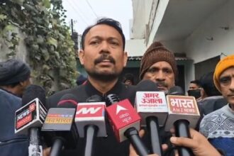 UP: इस्तीफे - UP: इस्तीफे के बाद घर लौटे अलंकार अग्निहोत्री, समर्थकों ने लगाए शेर आया के नारे, मां ने गले लगाकर किया स्वागत