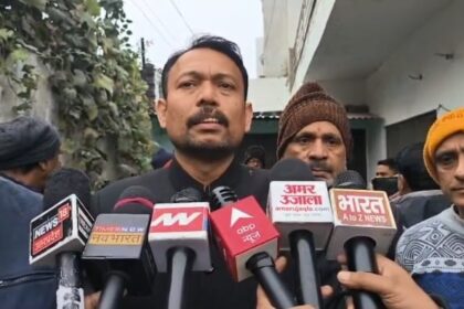 UP: इस्तीफे - UP: इस्तीफे के बाद घर लौटे अलंकार अग्निहोत्री, समर्थकों ने लगाए शेर आया के नारे, मां ने गले लगाकर किया स्वागत