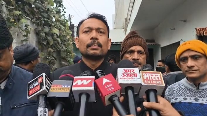 UP: इस्तीफे - UP: इस्तीफे के बाद घर लौटे अलंकार अग्निहोत्री, समर्थकों ने लगाए शेर आया के नारे, मां ने गले लगाकर किया स्वागत