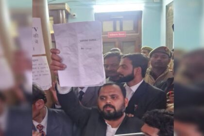 UP Bar - UP Bar Council Election : मतदान में धांधली को लेकर अधिवक्ताओं ने किया विरोध, मची रही गहमागहमी