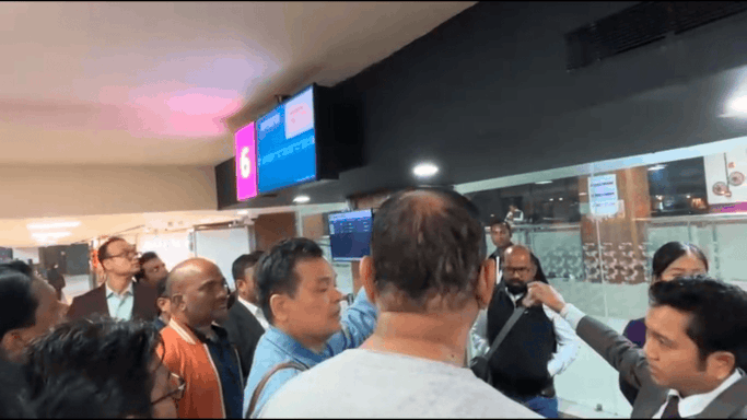 गुवाहाटी - गुवाहाटी एयरपोर्ट पर यात्रियों का हंगामा: एअर इंडिया विमान के टेकऑफ में हुई देरी, हवाईअड्डे पर मची अफरा-तफरी