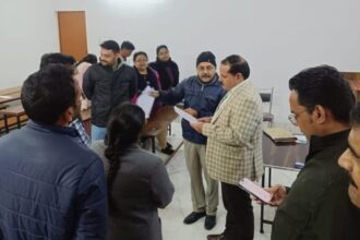 विशेष - विशेष मतदाता पंजीकरण: बूथों का निरीक्षण करने पहुंचे मुख्य निर्वाचन अधिकारी, वोटरों से नाम जुड़वाने की अपील की