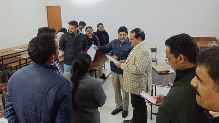 विशेष - विशेष मतदाता पंजीकरण: बूथों का निरीक्षण करने पहुंचे मुख्य निर्वाचन अधिकारी, वोटरों से नाम जुड़वाने की अपील की