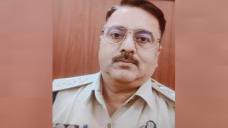 Banda: - Banda: स्क्रैप माफिया प्रकरण में बांदा के जेलर विक्रम निलंबित, अधीक्षक पर विभागीय जांच