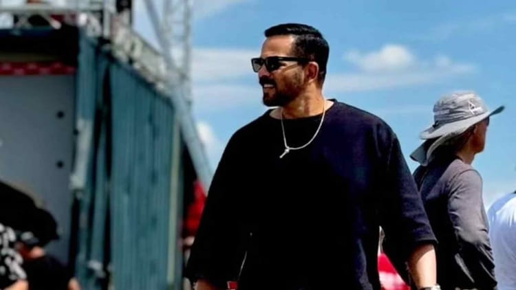 Mumbai: - Mumbai: जुहू में निर्देशक रोहित शेट्टी के घर के बाहर चार राउंड फायरिंग, पुलिस ने इलाके को सील कर शुरू की जांच