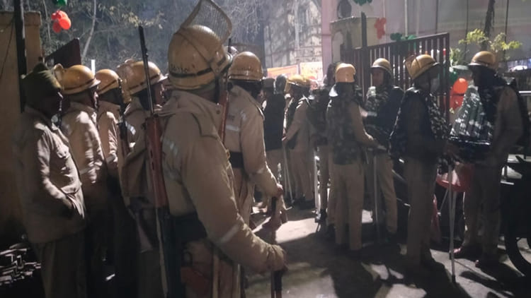 Kanpur: - Kanpur: पूर्व महामंत्री की हिरासत पर भड़के वकील, नवाबगंज थाना 10 घंटे तक घेरा; हंगामे के बाद अधिवक्ता को छोड़ा