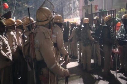 Kanpur: - Kanpur: पूर्व महामंत्री की हिरासत पर भड़के वकील, नवाबगंज थाना 10 घंटे तक घेरा; हंगामे के बाद अधिवक्ता को छोड़ा