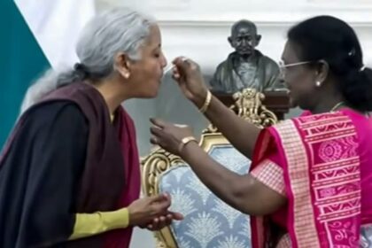 Budget - Budget 2026: वित्त मंत्री निर्मला सीतारमण और उनकी टीम का 'पावर मोमेंट', देखें बजट के दिन की उनकी तस्वीरें