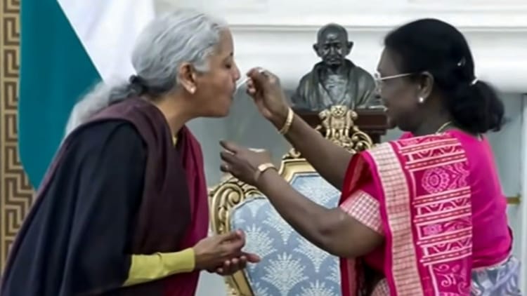 Budget - Budget 2026: वित्त मंत्री निर्मला सीतारमण और उनकी टीम का 'पावर मोमेंट', देखें बजट के दिन की उनकी तस्वीरें