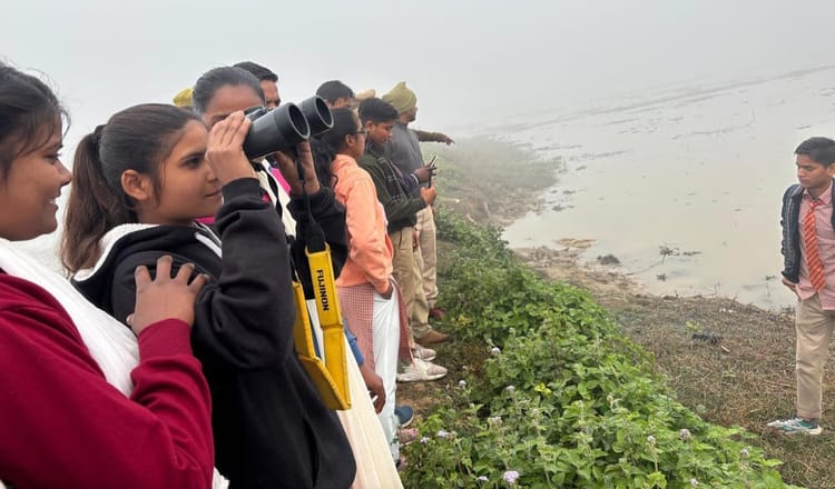 Lakhimpur - Lakhimpur Kheri News: विद्यार्थियों ने किए पक्षियों के दीदार